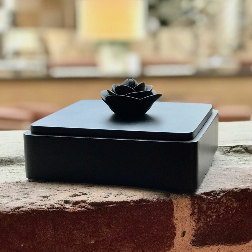 Namų dekoracijos dekoratyvinė dėžutė juoda rožė