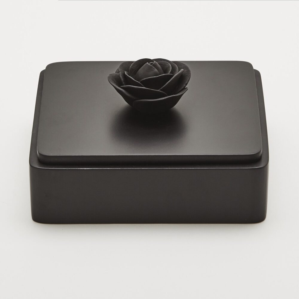 Namų dekoracijos dekoratyvinė dėžutė juoda rožė