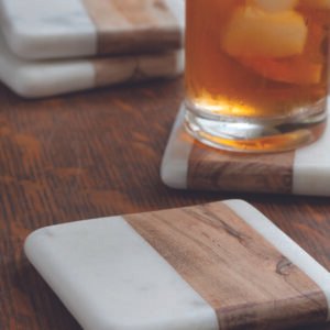 Padekliukai Balto Marmuro Ir Akaciju Medienos Rinkinys