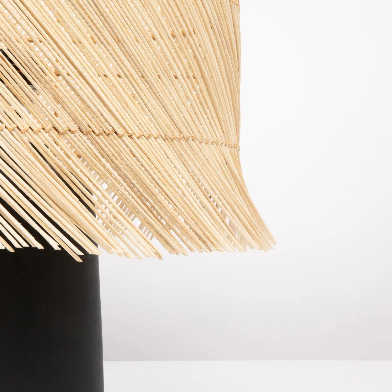 Stalinė lempa Rattan – juoda natūrali - Image 4